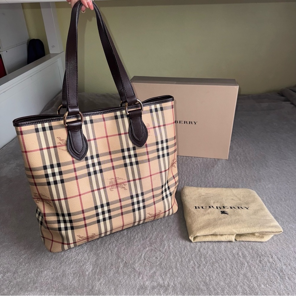 Burberry Haymarket Check tote in brown witb bhrberry box and burberry dust bag - Picture 3 of 14